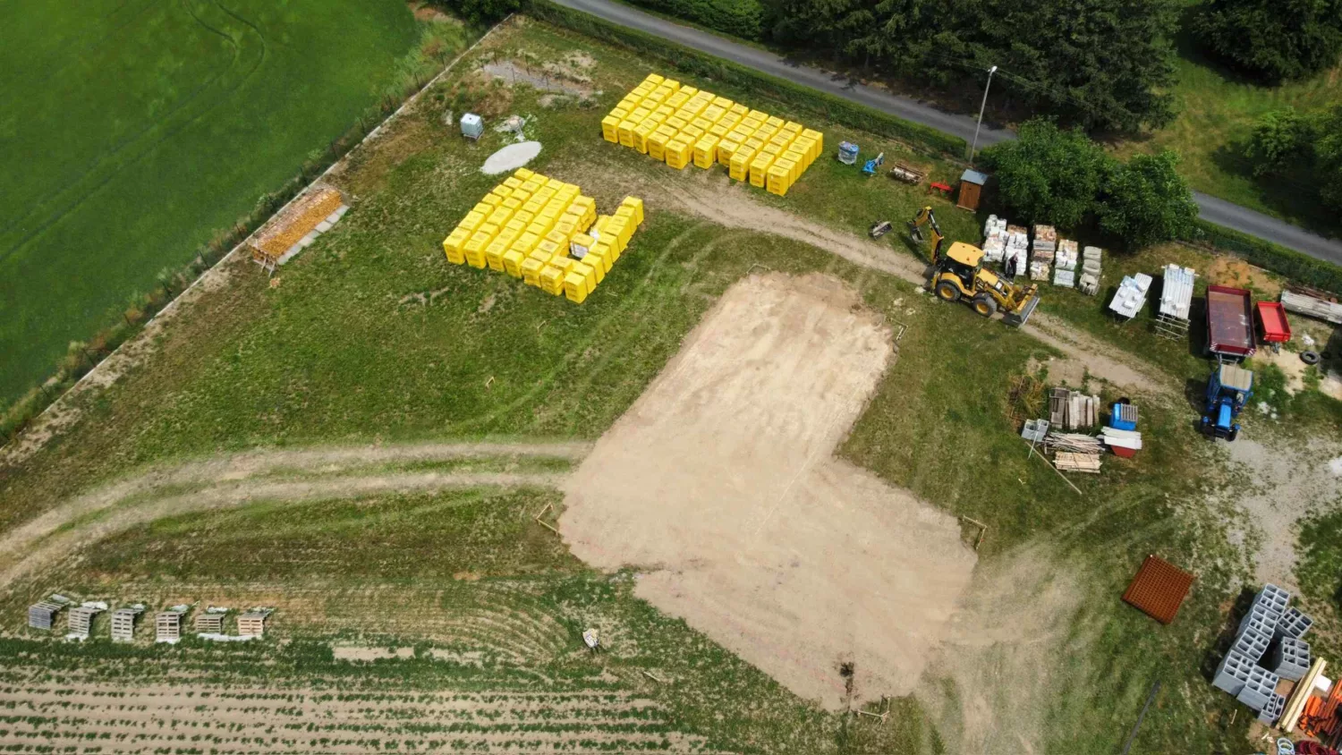 Příprava terénu na realizaci základové desky. Využitá bagru a těžké techniky