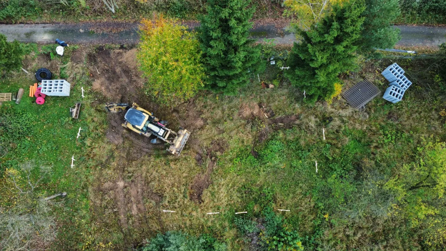 Bagr a příprava terénu pro výstavu základové desky v obci Sověnice