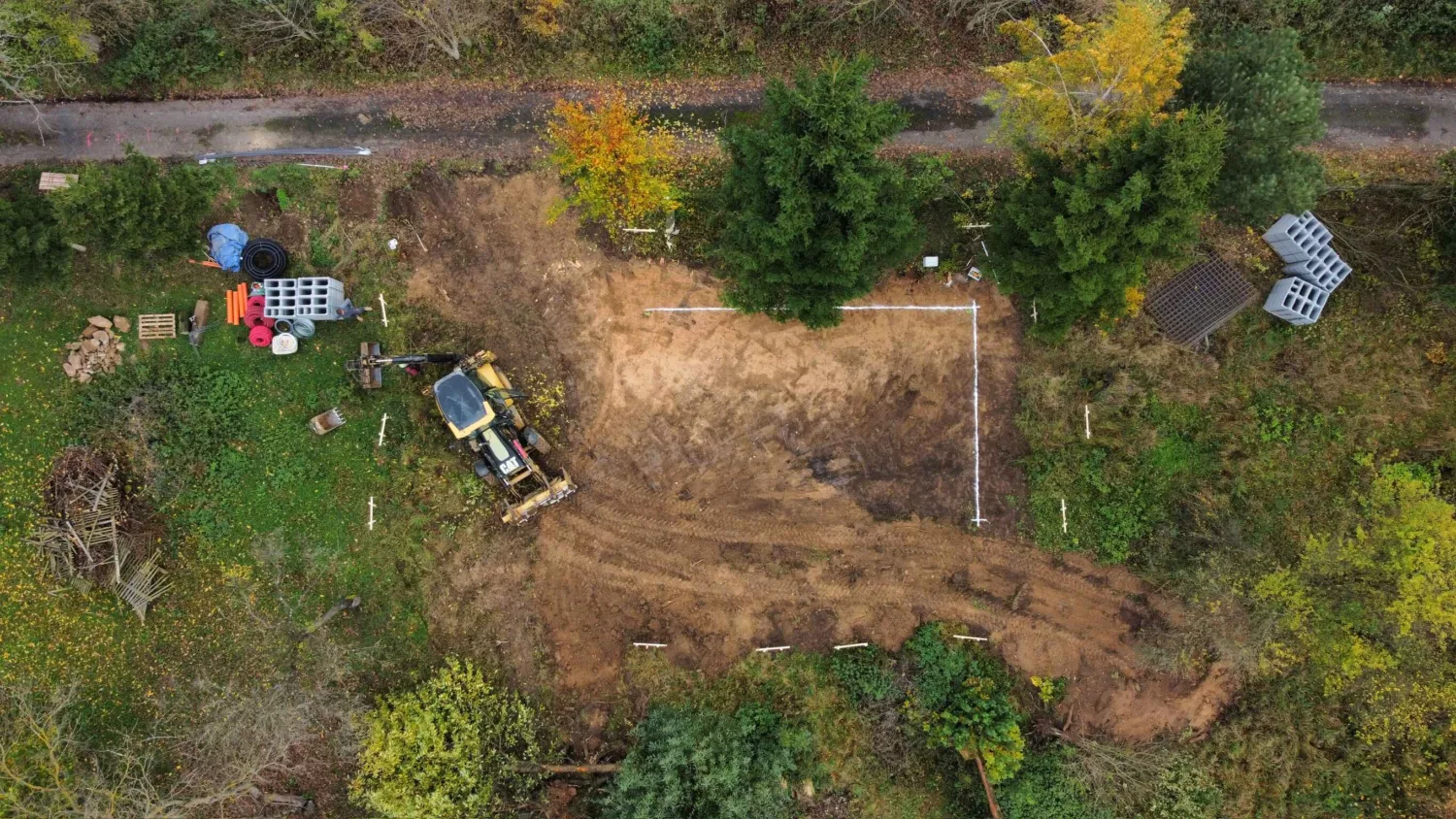 Výstavba základové desky v obci Sověnice. Zachyceno dronem, příprava povrchu pomocí bagru a průmyslových strojů.