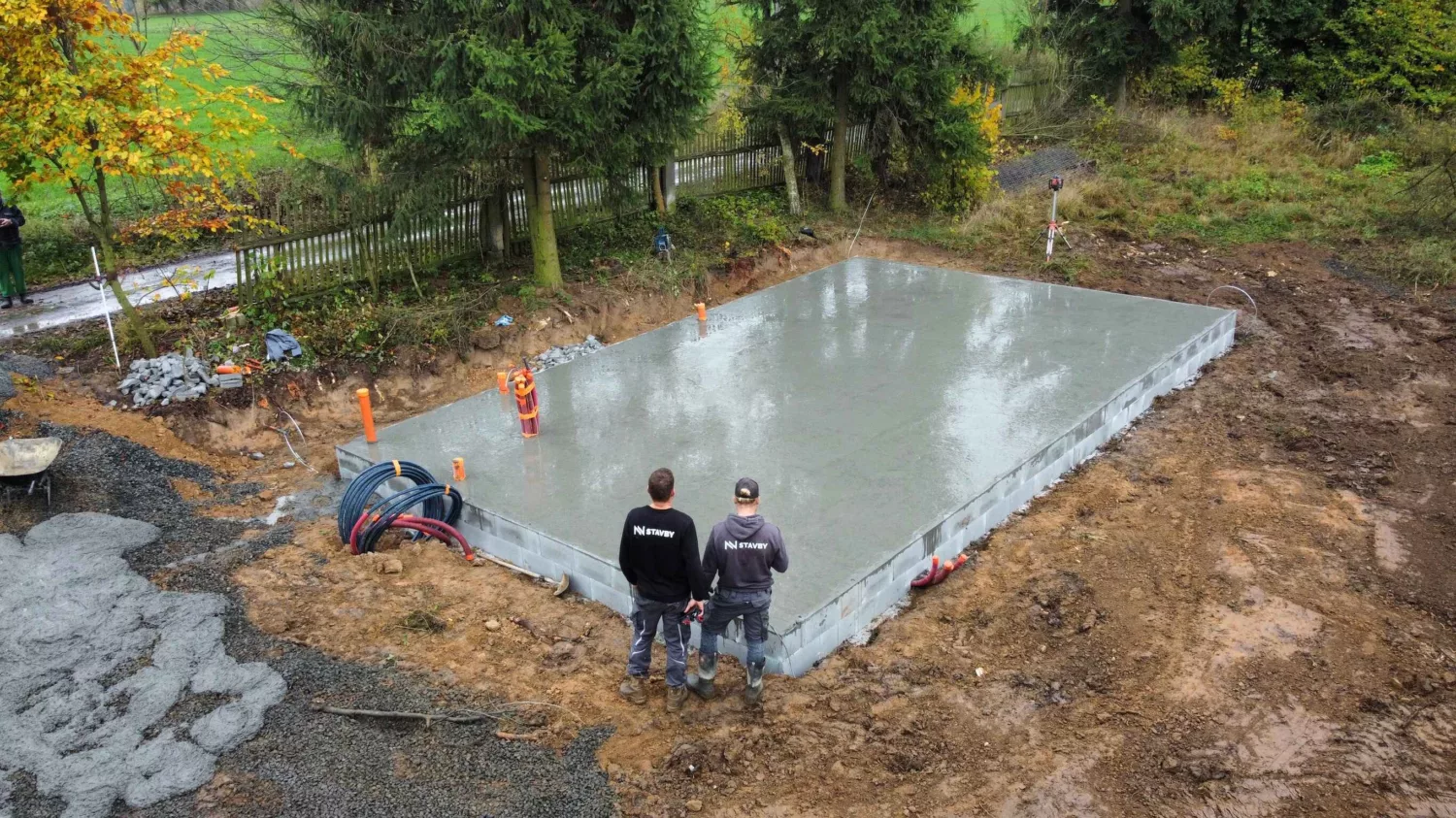 Kontrola zhotovené základové desky Sověnice týmem NNstavby Construction